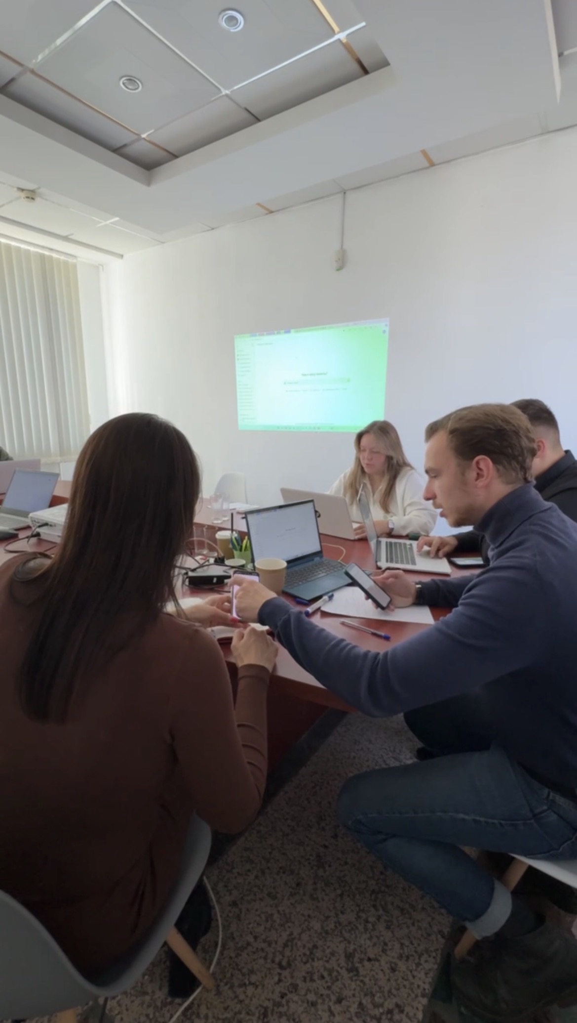 Практическое обучение ИИ — участники воркшопа работают с нейросетями